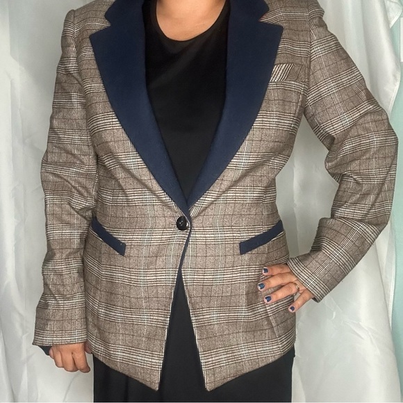Daniel Cremieux Plaid Blazer with Navy Accents - Picture 12 of 12